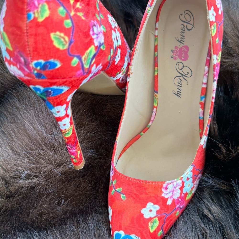 💖 Penny Loves Kenny Red Floral Pointed  Pumps with Multicolor Blooms - Picture 2 of 6